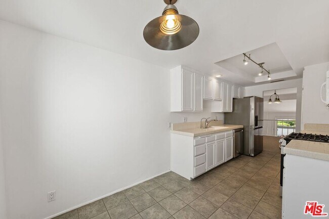 Building Photo - 1646 Palisades Dr
