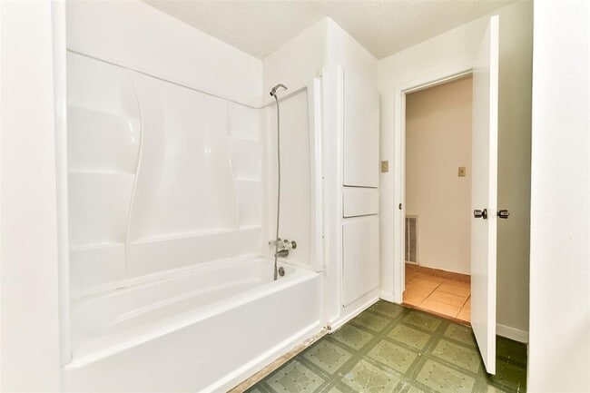 Building Photo - 3405 E Circle Dr