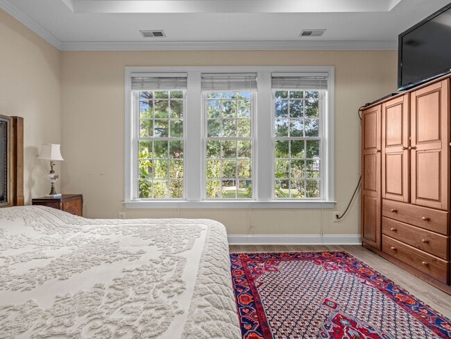 Building Photo - Beauty by the Water!