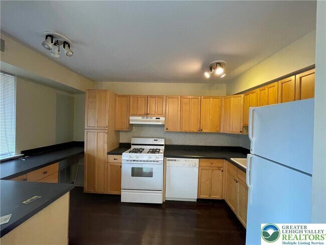 Building Photo - 1590 Alta Dr