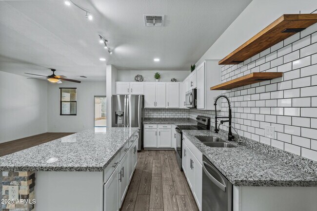 Building Photo - 21582 W Cocopah St