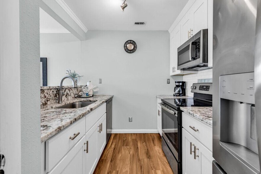 Building Photo - 202 75th Ave N