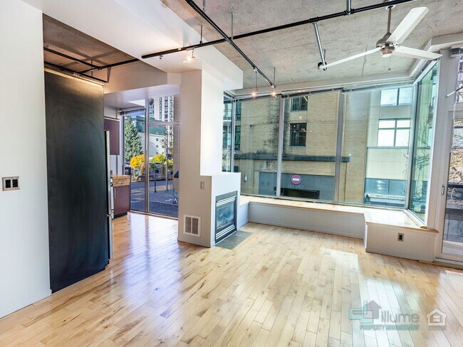 Building Photo - Stylish Urban Studio in the Heart of Downt...