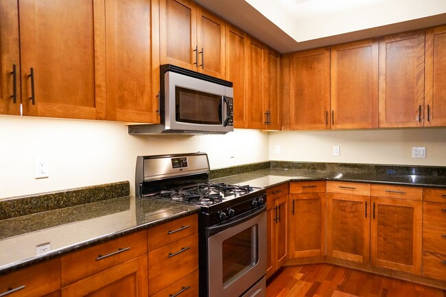 Building Photo - Executive Townhome - Walking distance to C...