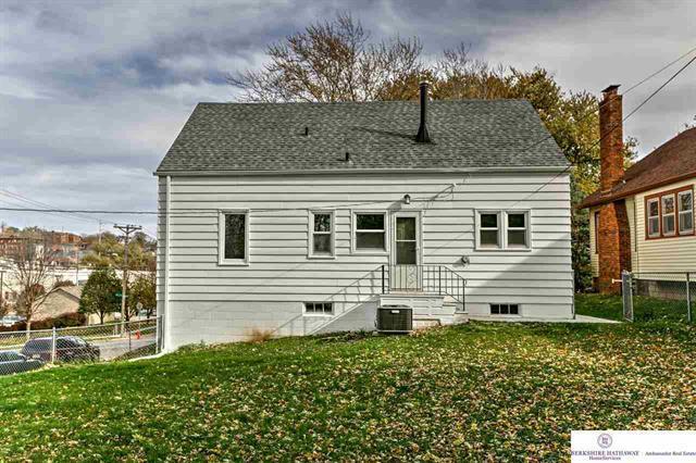 Building Photo - Beautiful 3 bedroom, just a couple blocks ...