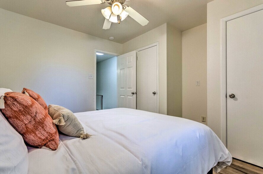 Building Photo - 805 Bishop Warren Dr