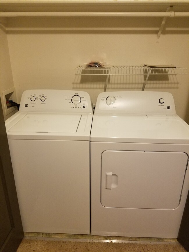 Building Photo - Great 2 bedroom, 1.5 bath townhome found a...