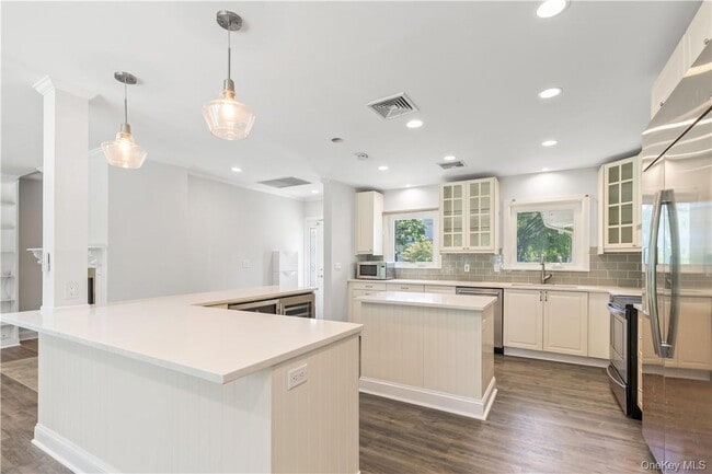 Building Photo - 17 Soundview Ave