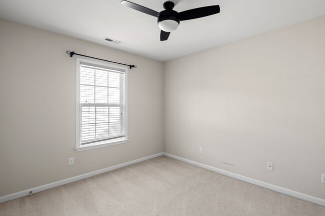 Building Photo - Wonderful Home in Arden