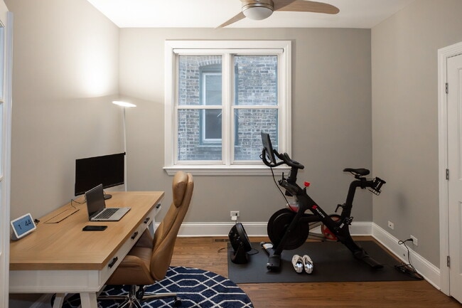 Building Photo - 3-Bed Urban Retreat with Fireplace & Granite Touches in Lincoln Park