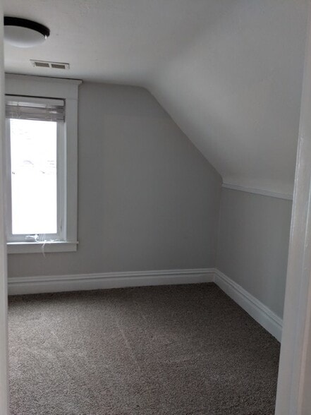 Building Photo - 662 Lamberton St NE