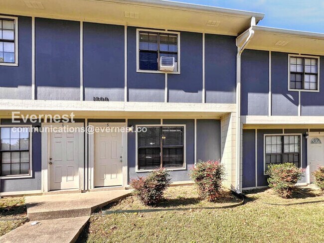 Building Photo - 1800 Labette Manor Dr