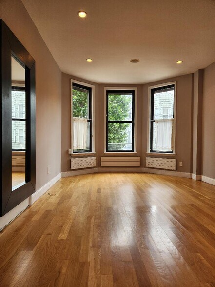 Building Photo - 54 Hausman St