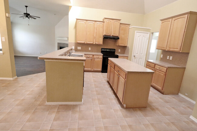 Building Photo - 1000 Warbler Ln
