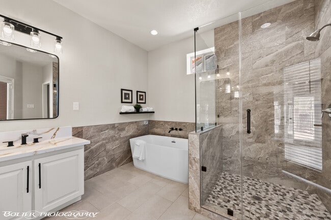 Building Photo - 931 Chaparral Dr