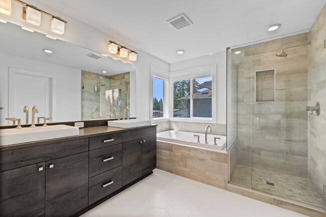 Building Photo - Modern Luxury Living in the Heart of Kirkland- Available for RENT August 15th