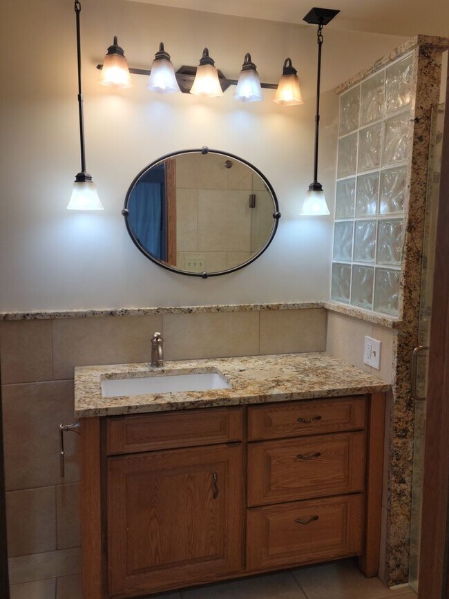 Building Photo - 3-Bedroom/2.5-Bath, Great Neighborhood