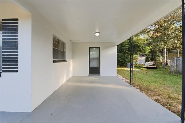 Building Photo - Charming  Florida 2 Bedroom Bungalow with an Additional Bonus/Sunroom, Covered Parking & Patio