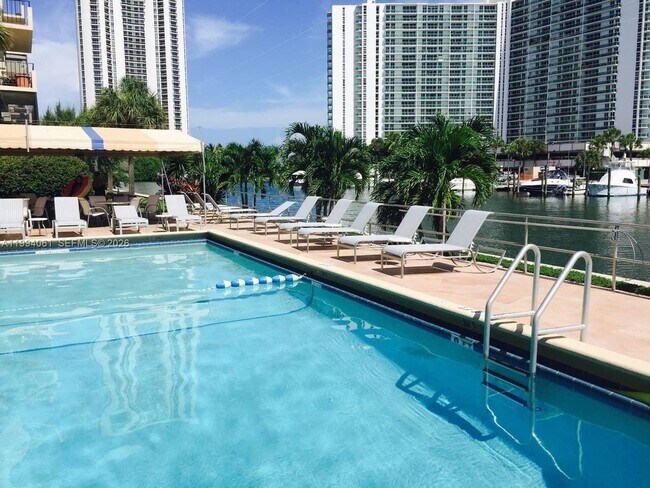 Building Photo - 220 Kings Point Dr