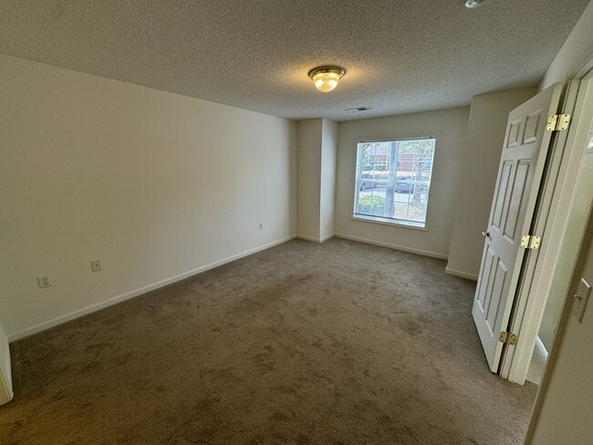 Building Photo - Move In READY! 2 bed 2 Bath with Garage! C...