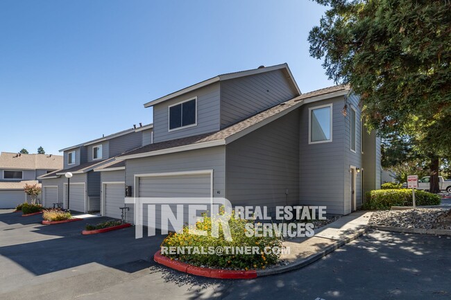 Building Photo - Gorgeous Roseville Home! 18 Month Lease! -...