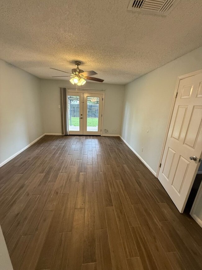 Building Photo - Spacious 3-Bedroom Corner Home in Candlelight Oaks Village