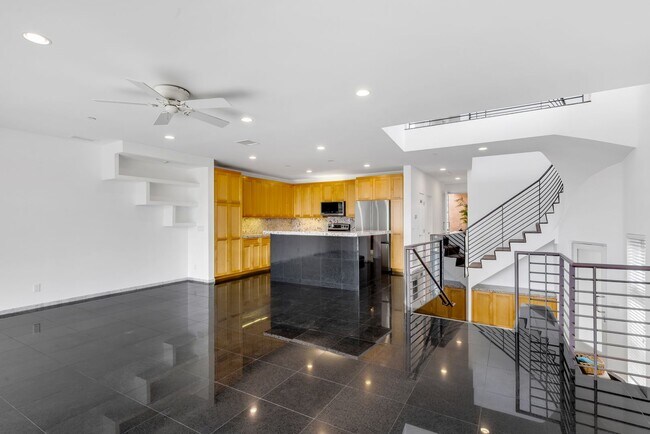 Building Photo - 3 Bed 3 Bath Ocean View, Penthouse "Mark Singer" Residence in Downtown Laguna Beach