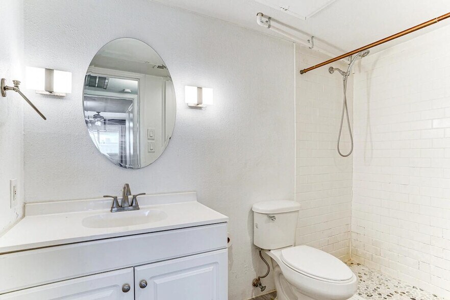 Building Photo - 10228 Regal Oaks Dr