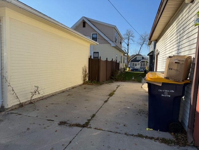 Building Photo - West Allis 3 bedroom 1.5 bath large 2 car ...