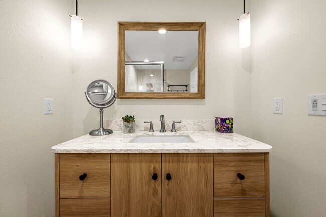 Building Photo - Fully Furnished Executive Townhome in Kiss...