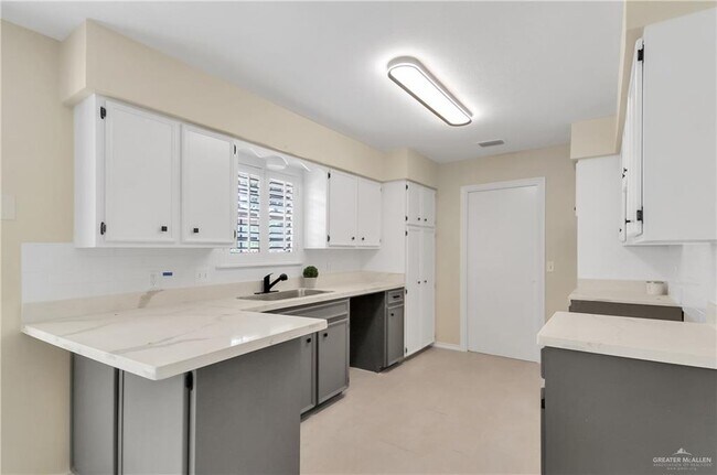Building Photo - 413 W Jonquil Ave