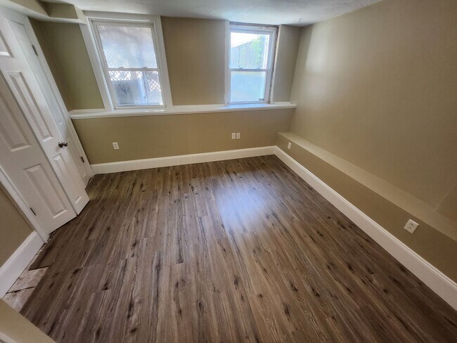 Building Photo - Bi Level Rehabbed 2 Bd 2 Bath With Laundry...