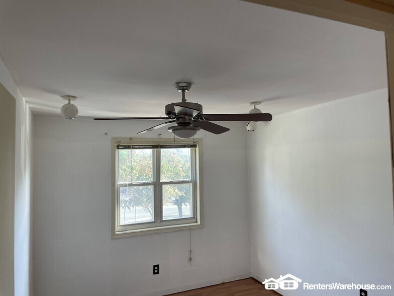 Building Photo - 9923 Valley Park Dr