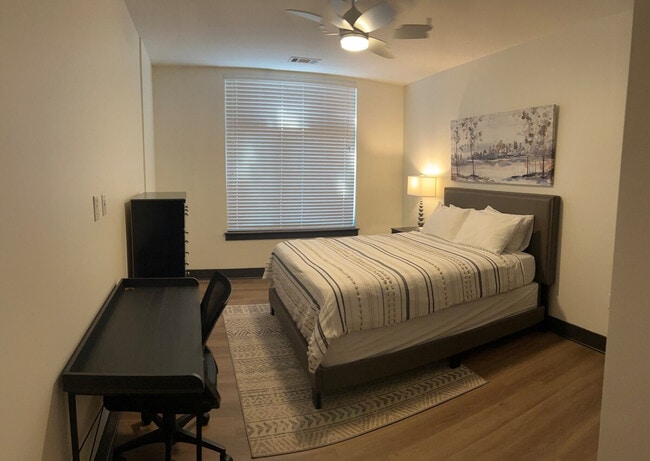 Building Photo - 539 W Trade St