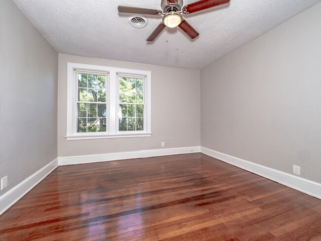 Building Photo - NEWLY RENOVATED 2 BEDROOM 1 BATH APARTMENT IN PRIME DOWNTOWN LOCATION!