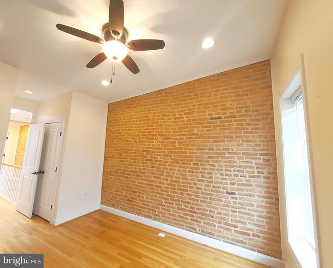 Building Photo - 432 E Clement St