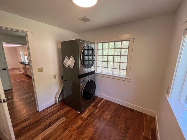 Building Photo - Charming Three Bedroom Home on Bend's West...