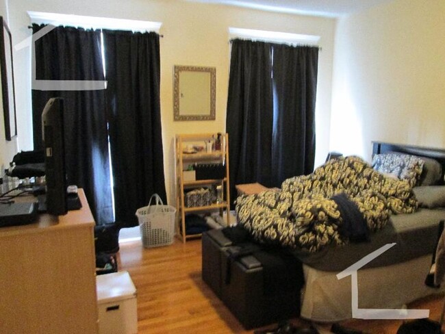 Building Photo - Great Brookline 4 Bed Apartment