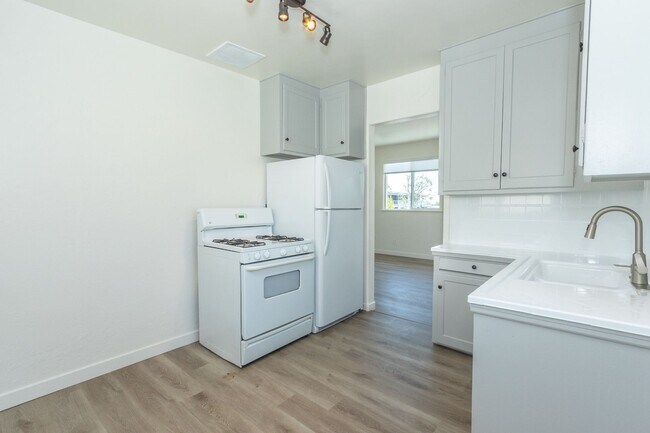 Building Photo - Refreshed 1 bed / 1bath Second Floor Unit in the Heart of Pacific Beach!