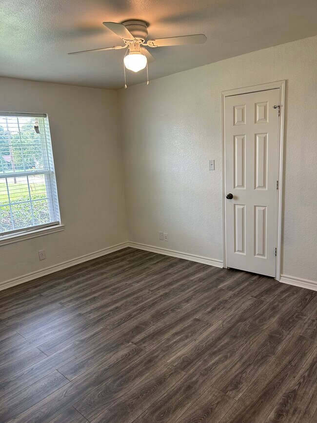 Building Photo - 2706 N Hickory St