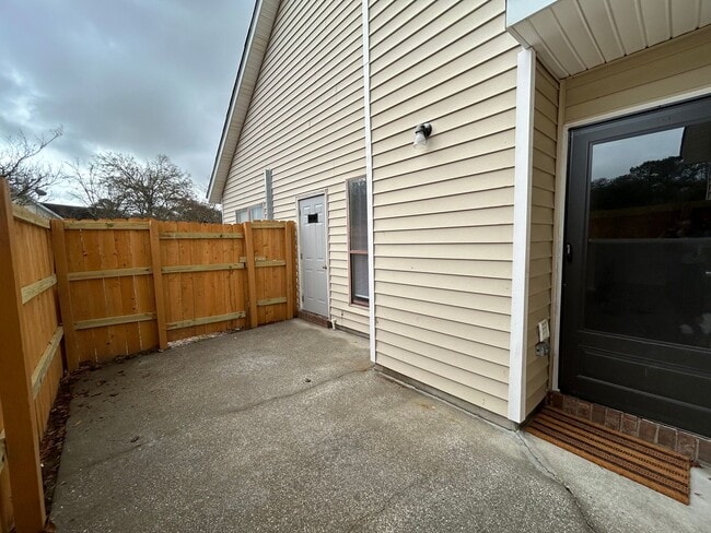 Building Photo - 923 E Estates Blvd