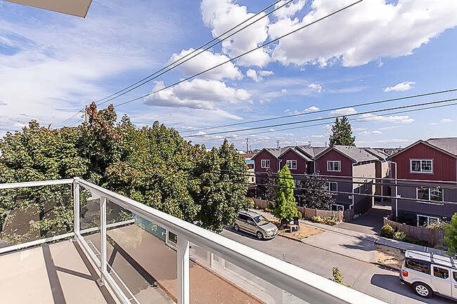 Building Photo - Updated, Modern Townhouse in Greenwood!