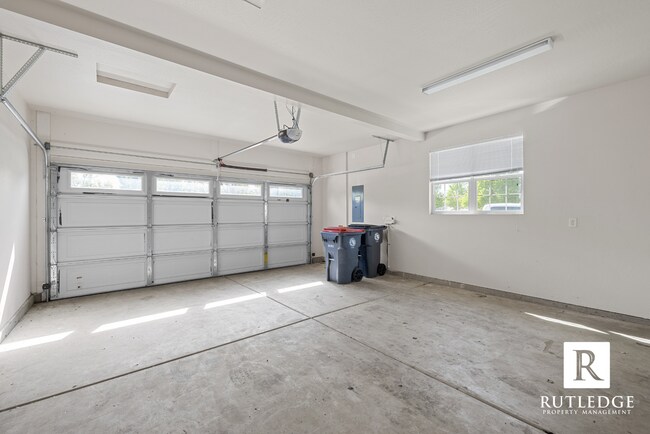 Building Photo - Southwest Medford / Near ROGUE X