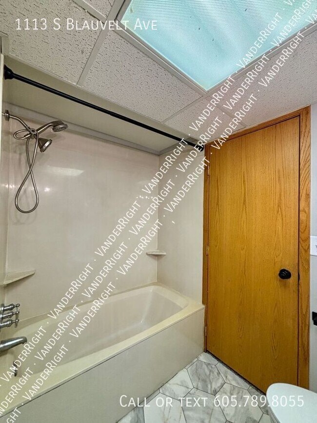 Building Photo - 1113 S Blauvelt Ave