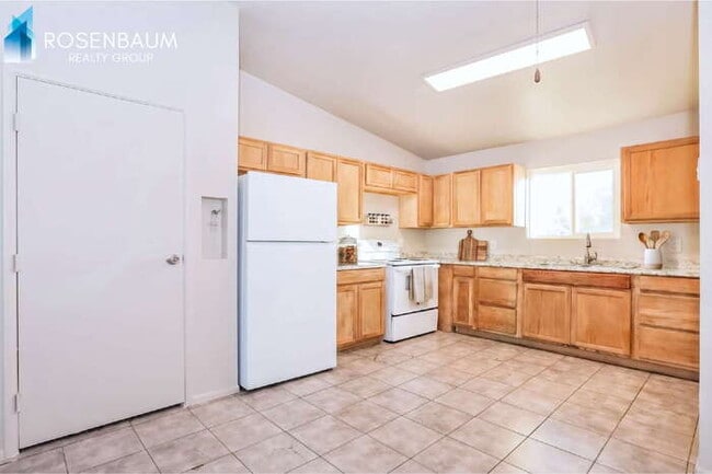 Building Photo - 465 W Ivyglen St