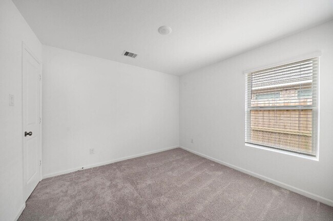 Building Photo - 27142 Breakaway Ln