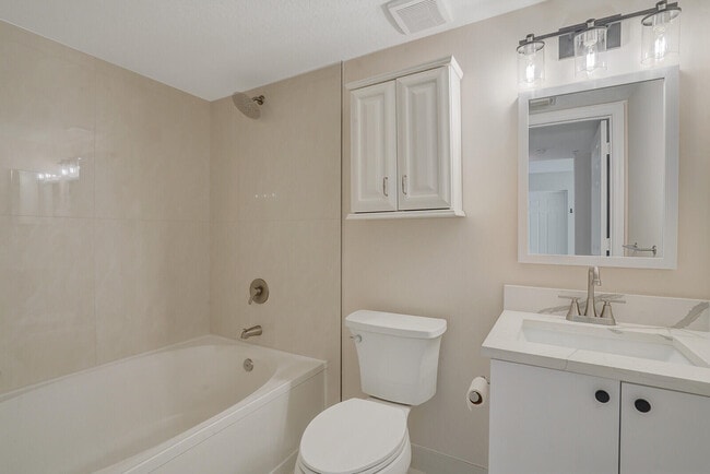 Building Photo - 611 Villa Cir