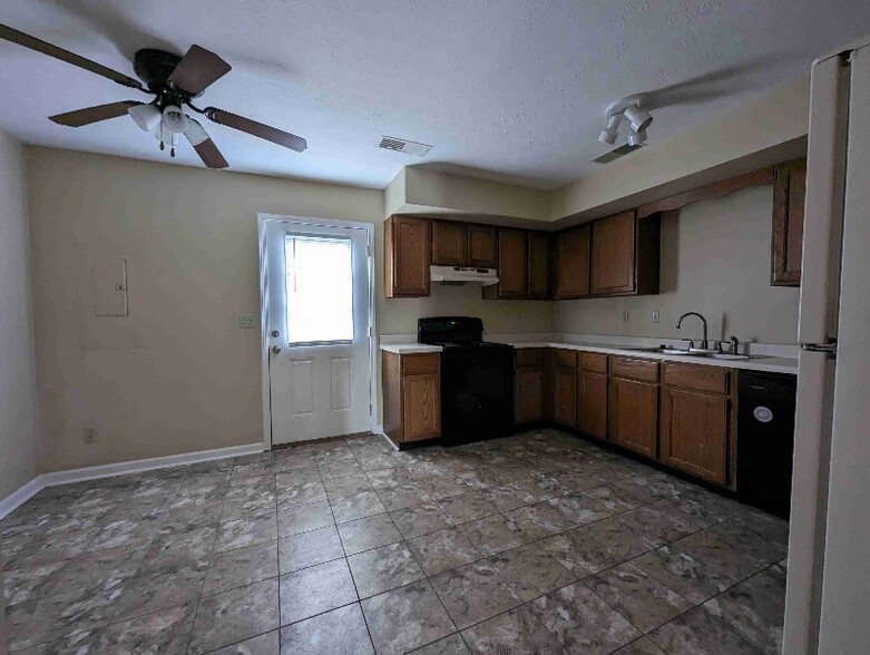 Building Photo - 5833 Benton Rd