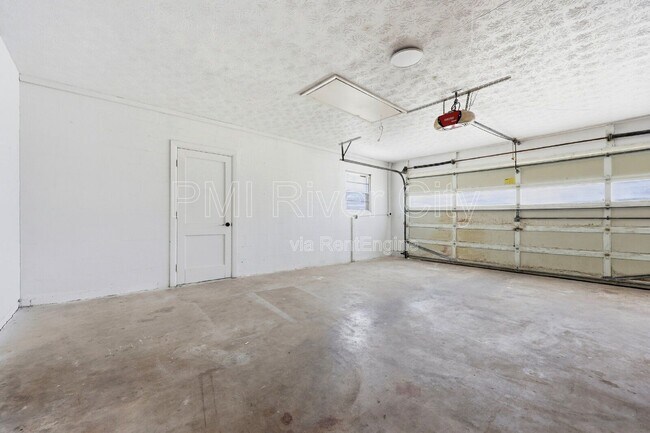 Building Photo - 2860 Cedarcrest Dr