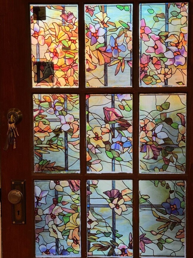 Building Photo - Historic Home 2 Bedroom +office 2 Baths, and Off street Parking